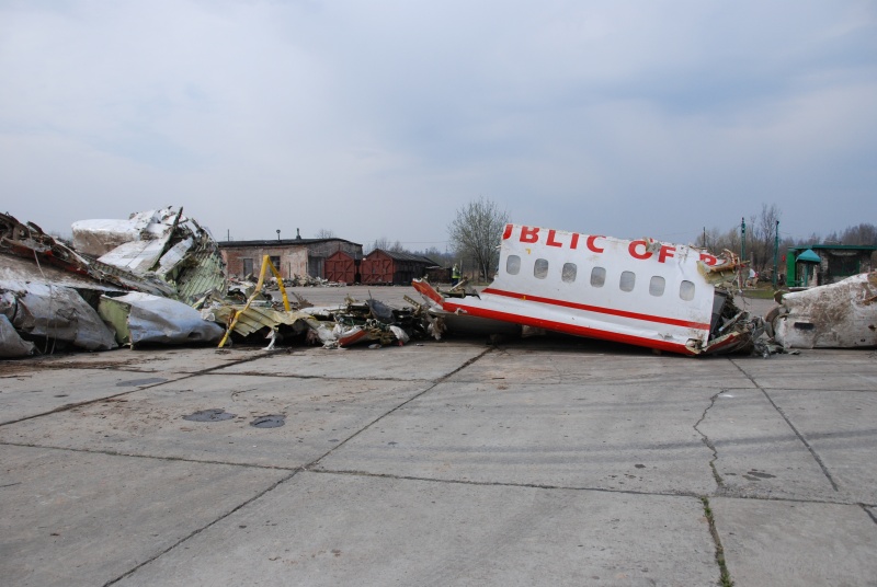 Szczątki samolotu na płycie lotniska Smoleńsk Siewiernyj